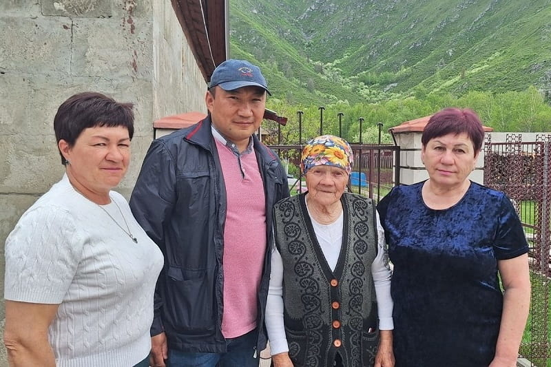Единороссы поздравили с 95-летием жительниц Майминского и Усть-Канского районов