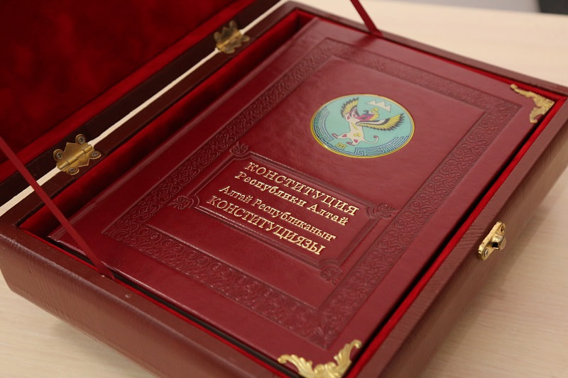 Андрей Турчак поздравил жителей Республики Алтай с Днем Конституции