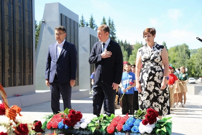 Андрей Турчак с ветеранами и горожанами почтил память павших в годы войны