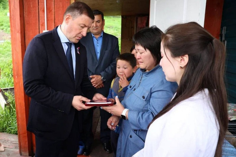 Андрей Турчак передал Орден мужества семье погибшего бойца из Горно-Алтайска