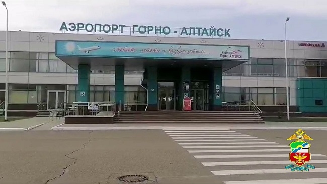 В аэропорту Горно-Алтайска с борта сняли дебошира
