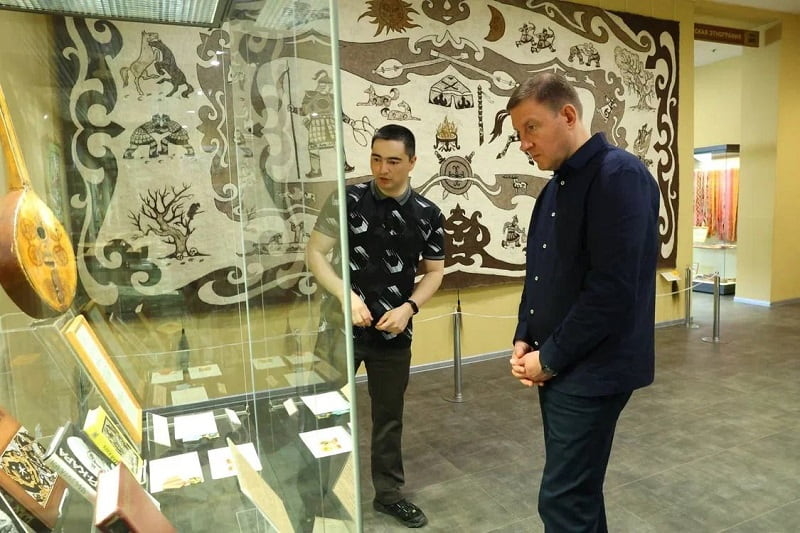 День России Андрей Турчак в Республике Алтай начал с посещения Нацмузея