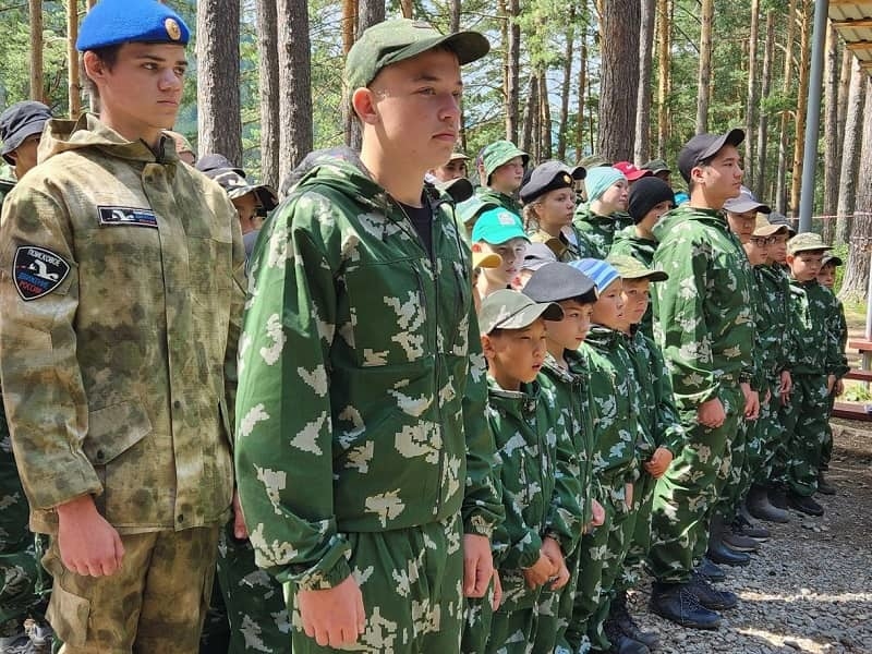 Школьники участвуют в военно-патриотической смене «Рубеж-2024»