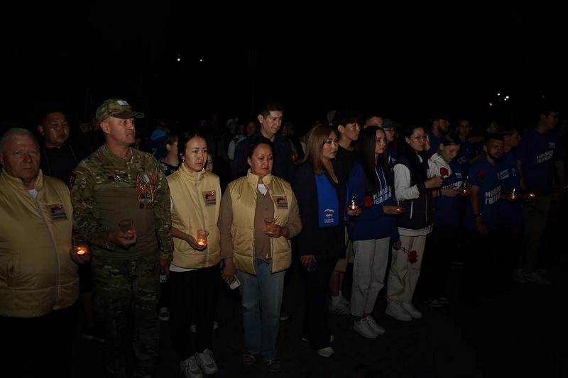 В День памяти и скорби в Горно-Алтайске зажглись сотни свечей