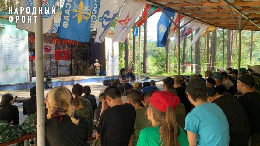 Боец СВО на Алтае встретился со школьниками на профильной смене