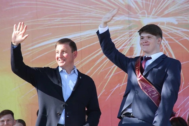 Андрей Турчак поздравил выпускников Республики Алтай с окончанием школы