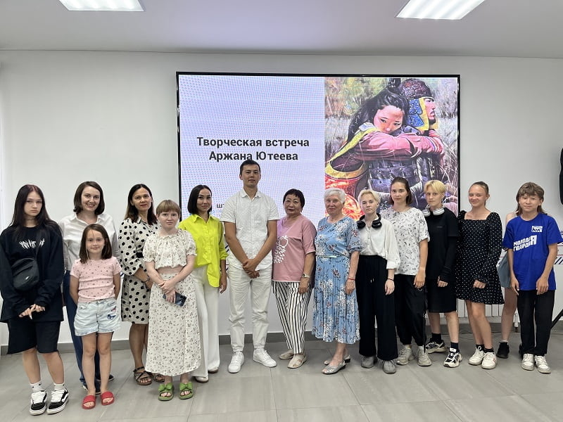 Аржан Ютеев провёл творческую встречу в Штабе общественной поддержки «Единой России»
