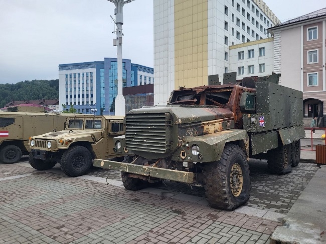 Турчак: В Горно-Алтайск прибыла выставка трофейной натовской техники