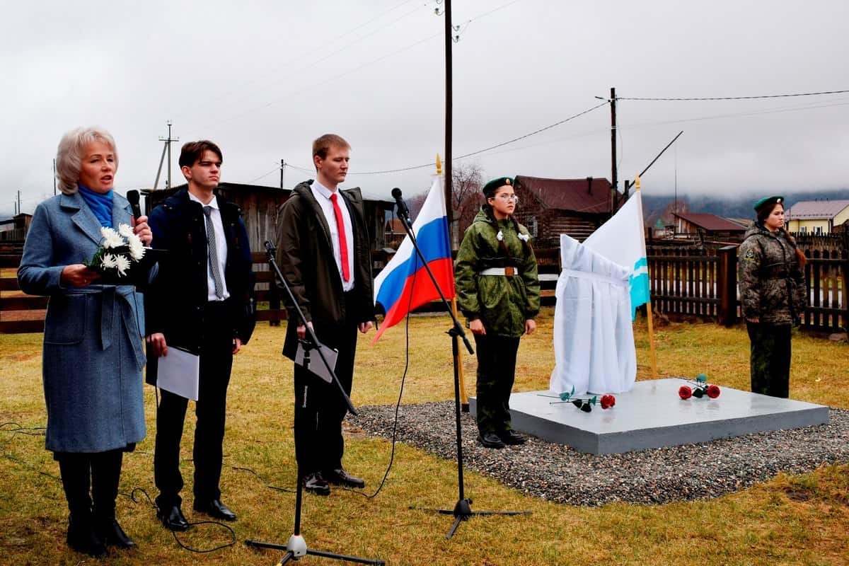 В Верх-Уймоне открыли памятный знак «Героям нашего времени»