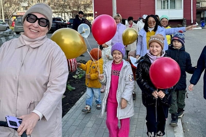 При содействии «ЕР» во дворе многоквартирника в Горно-Алтайске сделали тротуар