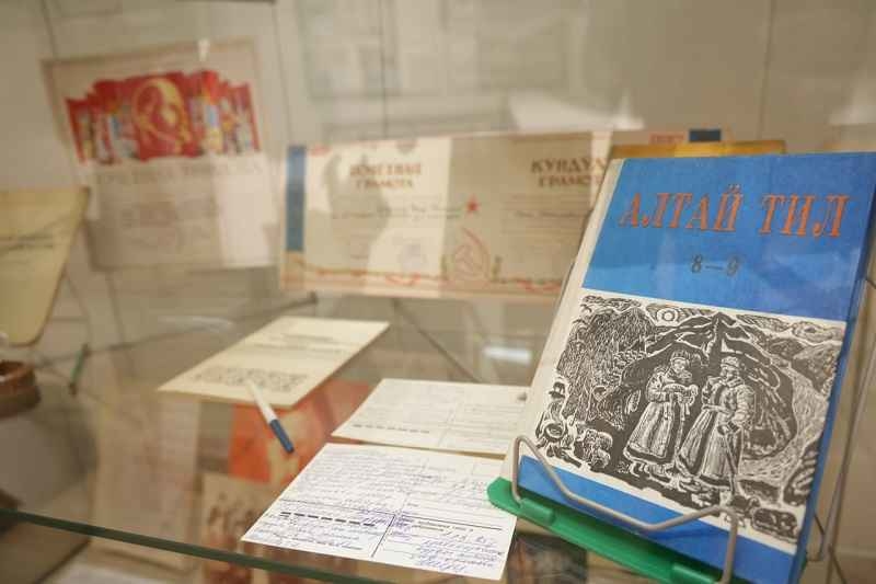 Выставка, посвященная 100-летию Нины Суразаковой, открыта в Национальном музее