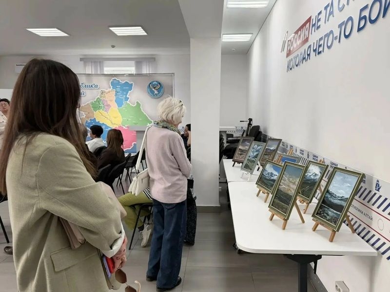 В Штабе общественной поддержки ЕР прошла выставка картин Эркелей Тоедовой
