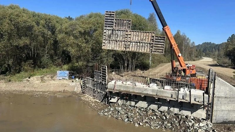 Ремонт моста продолжается через реку Учек в Чойском районе