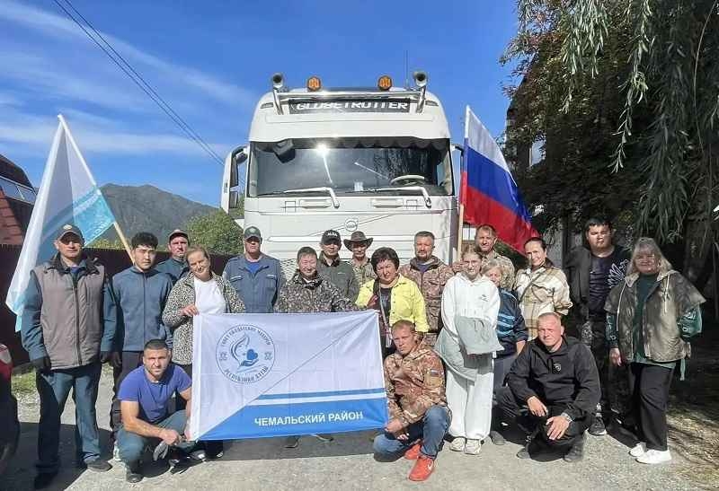 Чемальцы загрузили фуру с гуманитаркой для земляков на СВО