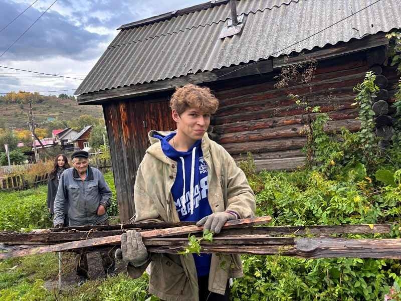 Молодогвардейцы навестили пенсионера-инвалида и помогли по хозяйству