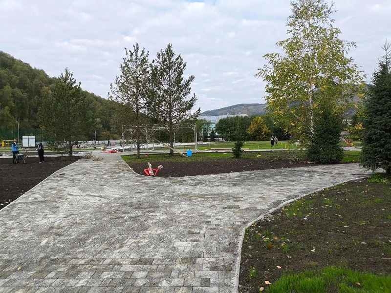 В парке «Бирлик» монтируют скейт-площадку и высаживают деревья