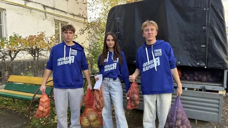 Молодогвардейцы доставили продуктовые наборы пенсионерам Горно-Алтайска
