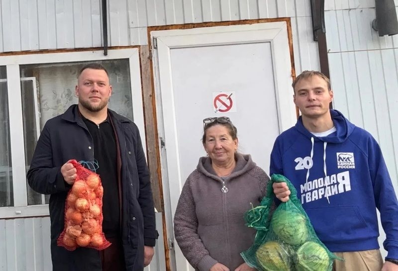 В Горно-Алтайске представителям старшего поколения доставили овощные наборы